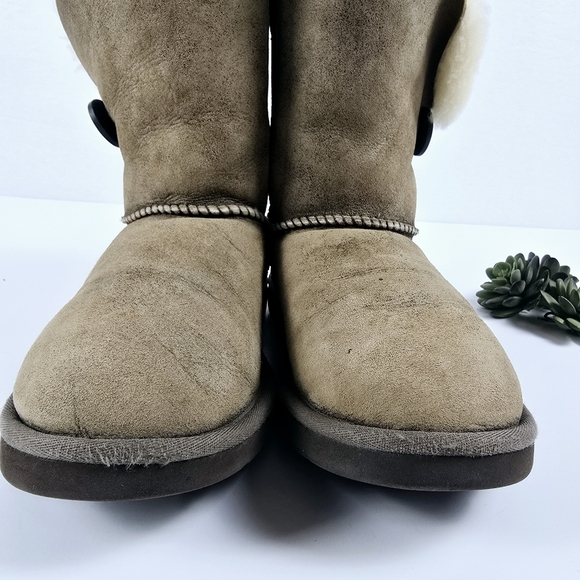UGG Australia Boots Bailey Button Sheepskin Shearling Winter 5838 Size 9 Women’s - Picture 11 of 12